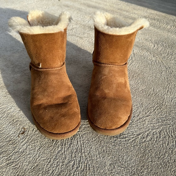Ugg bow boots EUC WOMENSsize 8 chesnut